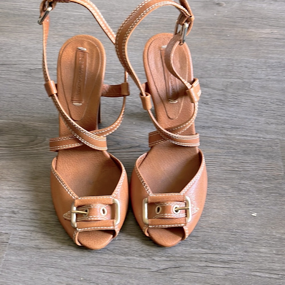 Brown BCBG MaxAzria thick six inch heels with ankle straps open toed 7.5